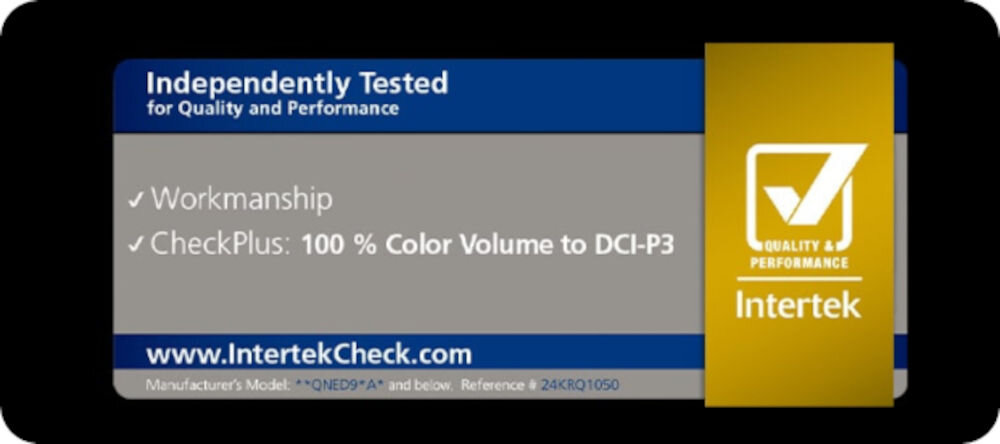 Etykieta z napisem \'Independently Tested for Quality and Performance\' oraz \'CheckPlus: 100% Color Volume to DCI-P3\'. Widoczne jest logo Intertek oraz adres strony www.IntertekCheck.com.