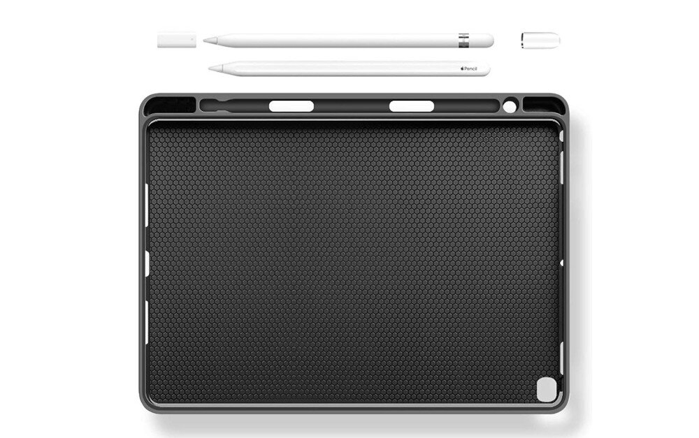 Czarne etui na tablet z teksturą plastra miodu, obok którego znajdują się dwa białe rysiki i ich nasadki. Na jednym z rysików widoczny jest napis \'Pencil\'.