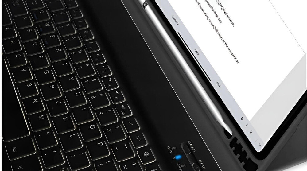 Na obrazie widoczna jest klawiatura z czarnymi klawiszami oraz tablet z wyświetlonym tekstem. Obok tabletu znajduje się srebrny rysik umieszczony w specjalnym uchwycie.