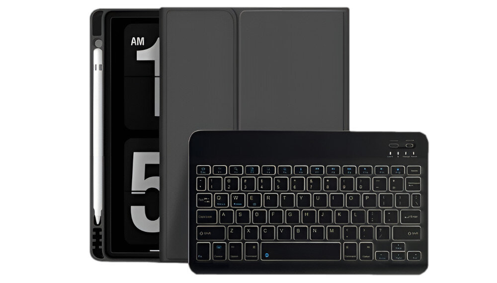 Na obrazie widoczne jest czarne etui na tablet z miejscem na rysik oraz czarna klawiatura. Na ekranie tabletu wyświetlany jest zegar z godziną 11:59 AM.