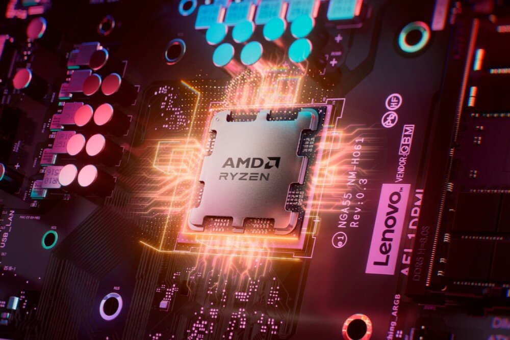 Komputer LENOVO LOQ Tower 26ADR10 Zbliżenie na procesor z napisem 'AMD RYZEN' zamontowany na płycie głównej ze świecącymi ścieżkami sygnałowymi