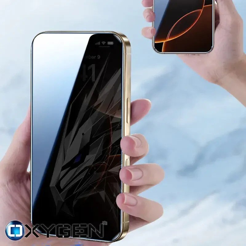 Na zdjęciu widoczny jest telefon z założonym szkłem ochronnym, trzymany w dłoni, z logo \'OXYGEN\' w dolnej części obrazu.