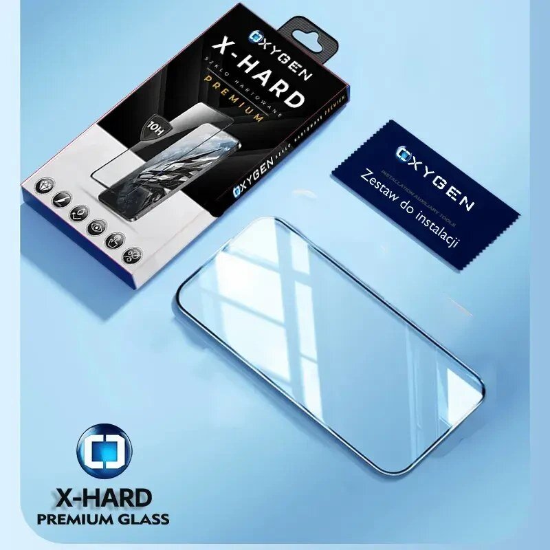 Na zdjęciu widoczne jest opakowanie szkła hartowanego z napisem \'OXYGEN X-HARD PREMIUM\', obok którego znajduje się szklana osłona na telefon oraz ściereczka z napisem \'Zestaw do instalacji\'.