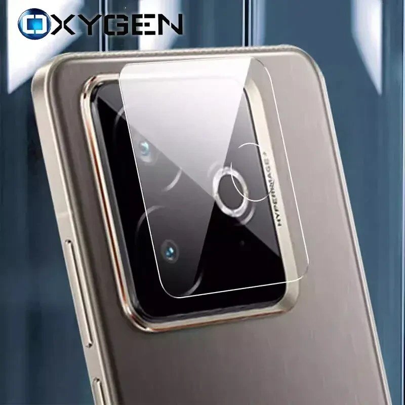 Na obrazie widoczny jest telefon z nałożonym szkłem ochronnym na aparat. W lewym górnym rogu znajduje się logo \'OXYGEN\'.