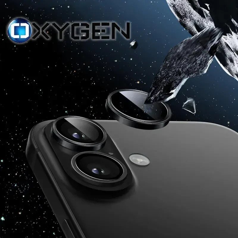 Na obrazie widoczny jest czarny telefon z dwoma obiektywami aparatu, nad którymi unosi się dodatkowa soczewka. W tle znajduje się kosmiczna sceneria z logo \'OXYGEN\'.