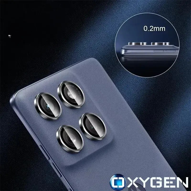 Na obrazie widoczny jest telefon z czterema soczewkami aparatu, na które nałożone są ochronne szkła. W prawym dolnym rogu znajduje się logo \'OXYGEN\', a w górnym prawym rogu widnieje napis \'0.2mm\'.