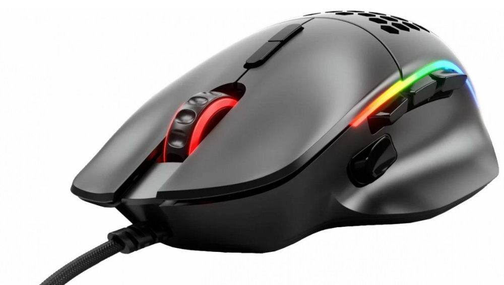 Czarna mysz komputerowa z podświetleniem RGB, posiada przyciski boczne i perforowaną powierzchnię na górze. Kabel jest pleciony, a rolka przewijania ma czerwone podświetlenie.