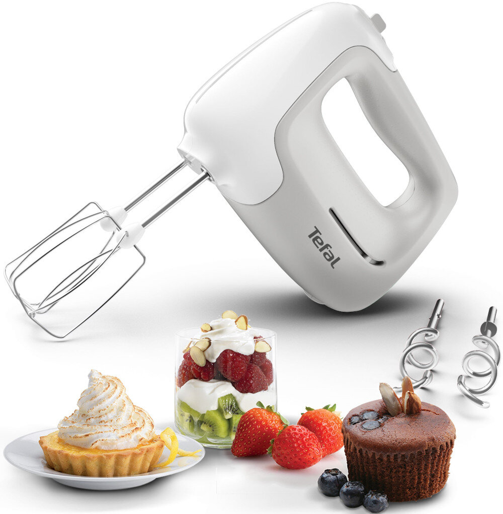 Na obrazie widoczny jest biały mikser ręczny z logo \'Tefal\', obok którego znajdują się różne desery i owoce oraz dodatkowe końcówki do miksowania.