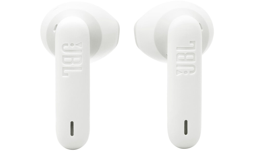Na obrazie widoczne są białe słuchawki douszne z logo \'JBL\' na każdej z nich.