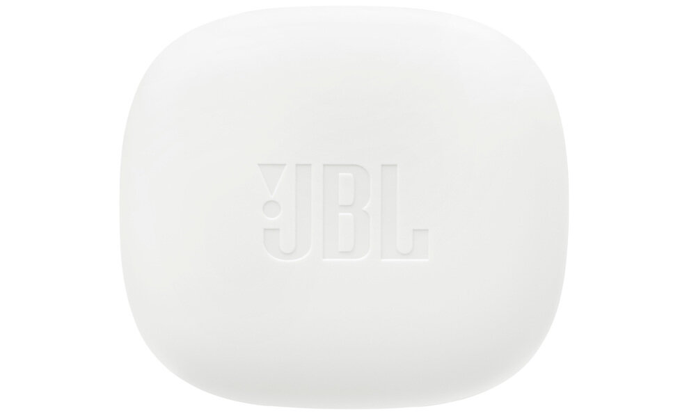 Białe etui z wytłoczonym logo \'JBL\' na górnej powierzchni.