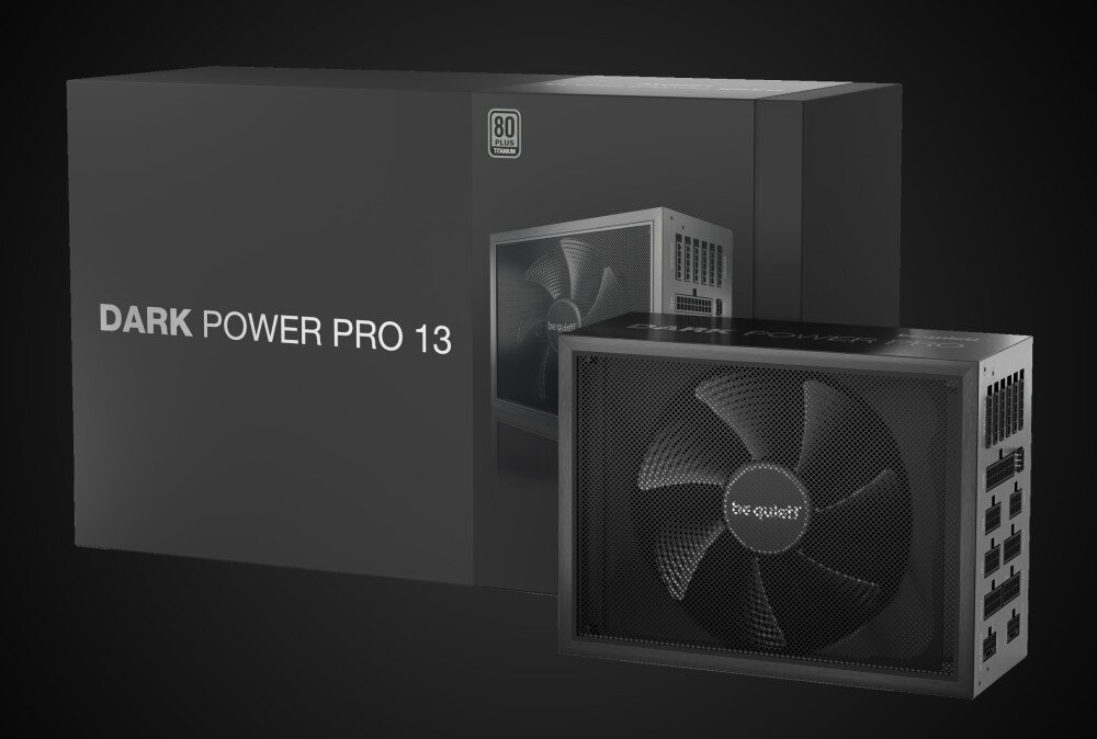 Na obrazie widoczny jest zasilacz komputerowy z dużym wentylatorem oraz opakowanie z napisem \'DARK POWER PRO 13\'. Na opakowaniu znajduje się także logo \'80 PLUS\' oraz zdjęcie zasilacza.