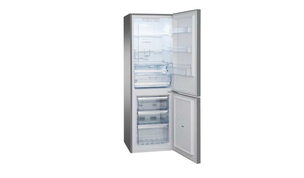 Na obrazie widoczna jest otwarta lodówka w kolorze inox z kilkoma półkami i szufladami wewnątrz. Wewnątrz drzwi znajdują się dodatkowe półki na drobne produkty.