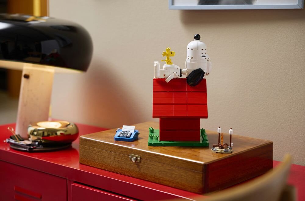 LEGO 21368 IDEAS Fistaszki: Buda Snoopy’ego ruchoma figurka Snoopy wymienne nogi regulowana szyja