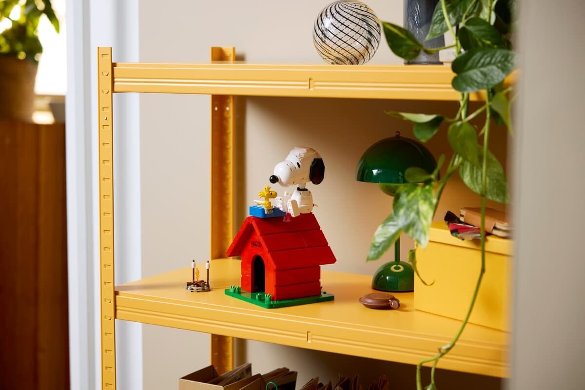 LEGO 21368 IDEAS Fistaszki: Buda Snoopy’ego scena z maszyną do pisania dach budy Woodstock