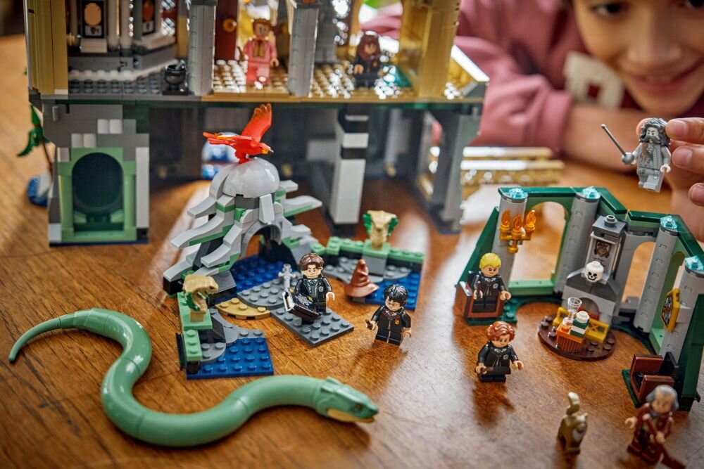 Цей набір LEGO зображує сцену із замку Гоґвортс, доповнену фігурками та декоративними елементами. У наборі є велика зелена змія, барвистий птах та різні персонажі із серії про Гаррі Поттера.