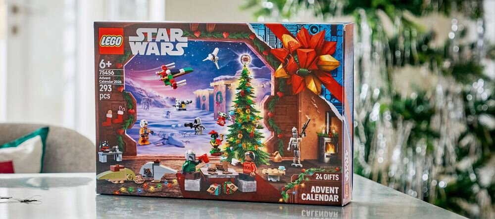 Pudełko z zestawem LEGO 75456 Star Wars Kalendarz adwentowy na 2026 rok, zawierające 293 elementy, z grafiką przedstawiającą scenę świąteczną z postaciami i pojazdami z serii Star Wars. Na opakowaniu widnieje logo LEGO i Star Wars oraz informacja o 24 prezentach.
