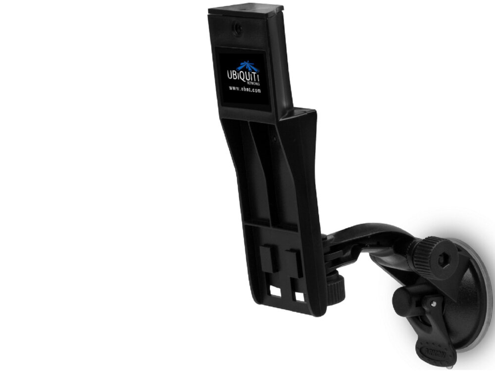 Kobieta w okularach i białej koszuli pracująca na laptopie biznesowym siedząca na zielonym fotelu w biurze z czerwonymi elementami  