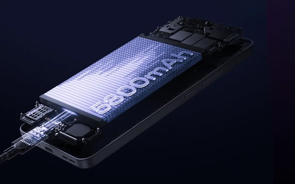 Obraz przedstawia wnętrze smartfona z widoczną dużą baterią oznaczoną napisem \'5800mAh\'.