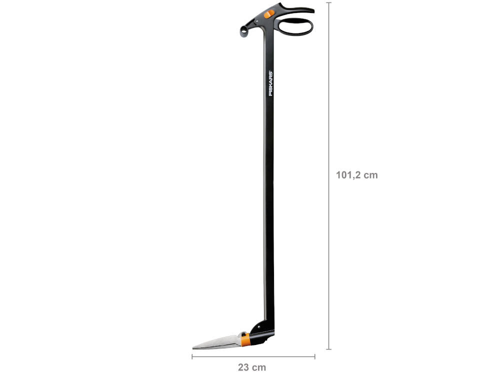 Na obrazie widoczne są nożyce do trawy z długim uchwytem, oznaczone logo \'FISKARS\'. Wymiary nożyc to 101,2 cm wysokości i 23 cm szerokości.