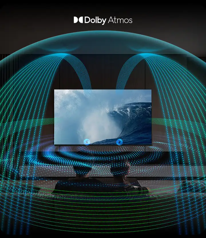 2026-dolby-atmos-mo 720x830 Obraz przedstawia telewizor wyświetlający falę na ekranie, otoczony wizualizacją dźwięku przestrzennego w postaci niebieskich i zielonych linii. Na górze widoczny jest napis \'Dolby Atmos\'.