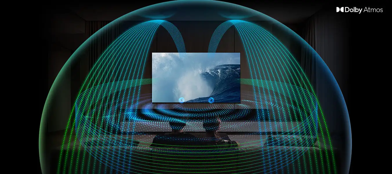 2026-dolby-atmos-pc 1352x600 Obraz przedstawia telewizor wyświetlający falę na ekranie, otoczony wizualizacją dźwięku przestrzennego w postaci kolorowych linii. W prawym górnym rogu widoczne jest logo \'Dolby Atmos\'.