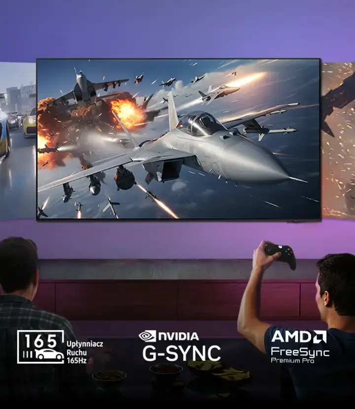 2026-oled-ultimate-gaming-pack-mo 720x830 Na obrazie widać telewizor wyświetlający dynamiczną scenę z gry z samolotami wojskowymi i eksplozjami. Na dole znajdują się logotypy: \'165 Hz Upłynniacz Ruchu 165Hz\', \'NVIDIA G-SYNC\', \'AMD FreeSync Premium Pro\'.