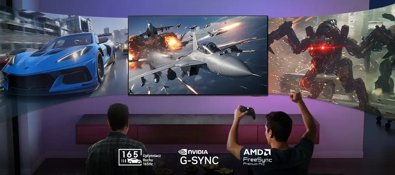 2026-oled-ultimate-gaming-pack-pc 1352x600 Na obrazie widać telewizor wyświetlający dynamiczne sceny z gier, w tym samochód, samolot i robota. Na dole ekranu znajdują się logotypy: \'165 Hz Upiększacz Ruchu 165Hz\', \'NVIDIA G-SYNC\', \'AMD FreeSync Premium Pro\'.