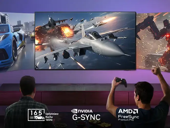 ultimate gaming pack 664x498 Na obrazie widać dwóch mężczyzn siedzących przed dużym telewizorem, na którym wyświetlana jest dynamiczna scena z gry z myśliwcem i eksplozjami. Na dole widoczne są logotypy: \'165 Hz Upiększacz Ruchu\', \'NVIDIA G-SYNC\', \'AMD FreeSync Premium Pro\'.