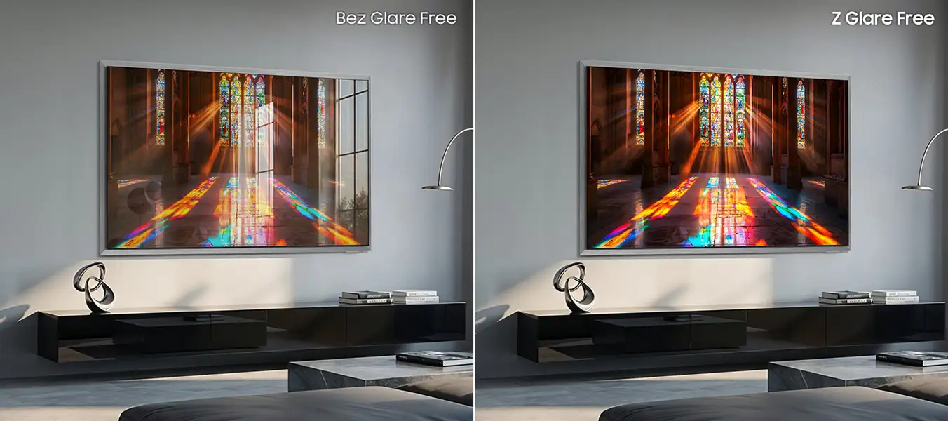 Obraz przedstawia dwa telewizory na ścianie, pokazujące wnętrze katedry z kolorowymi witrażami. Po lewej stronie widoczny jest napis \'Bez Glare Free\', a po prawej \'Z Glare Free\'.