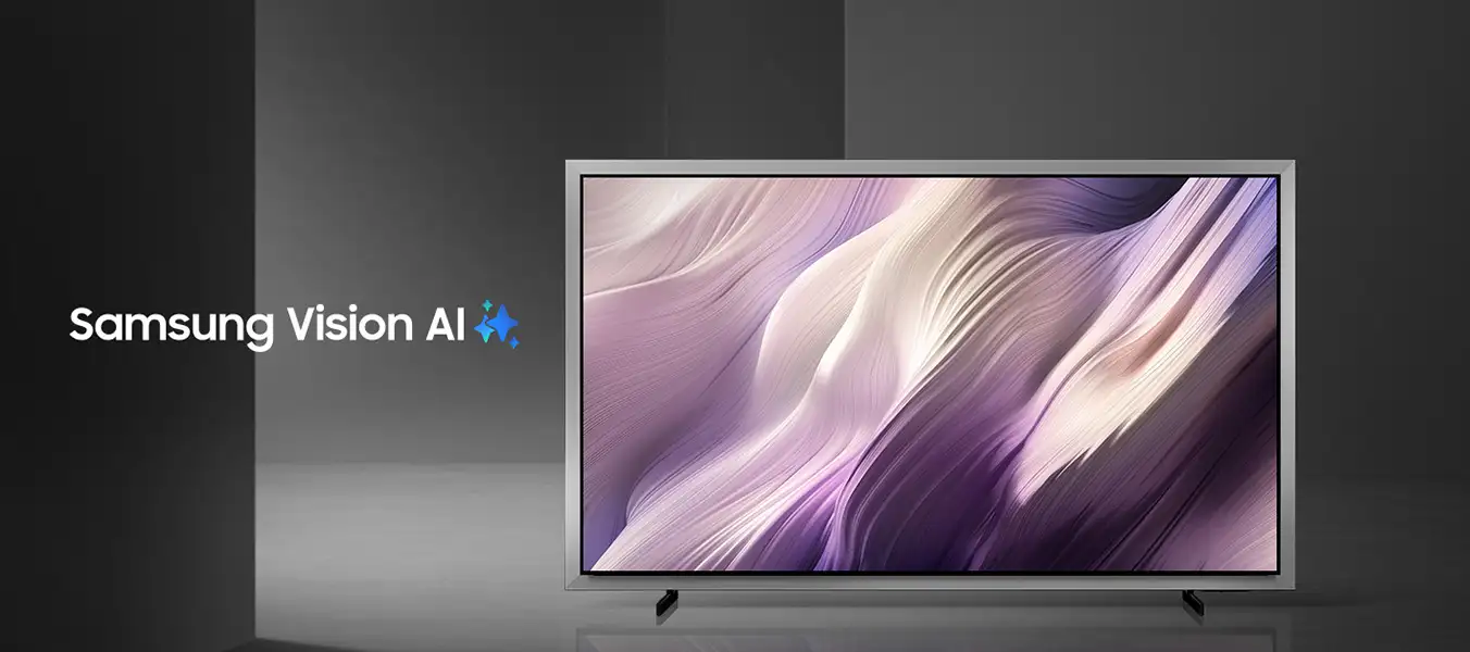 oled s99h kv pc 1352x600 Telewizor z wyświetlaczem prezentującym abstrakcyjny wzór w odcieniach fioletu i beżu. Obok widoczny jest napis \'Samsung Vision AI\' z dwoma niebieskimi gwiazdkami.