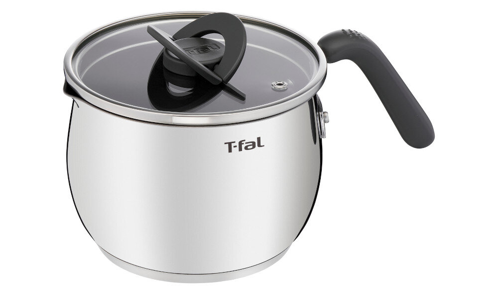 Na obrazie widoczny jest metalowy garnek z czarną rączką i pokrywką, na której znajduje się uchwyt. Na garnku widnieje logo \'T-fal\'.