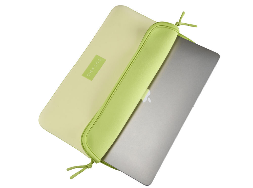 Żółte etui na laptopa z zielonym zamkiem błyskawicznym, częściowo otwarte, z widocznym srebrnym laptopem. Na etui znajduje się logo \'TUCANO\'.