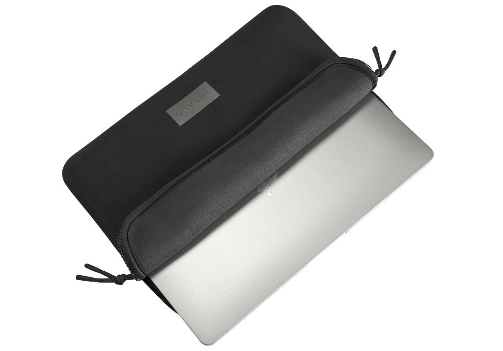 Czarne etui na laptopa z widocznym zamkiem błyskawicznym, częściowo otwarte, z wystającym srebrnym laptopem. Na etui znajduje się logo \'TUCANO\'.