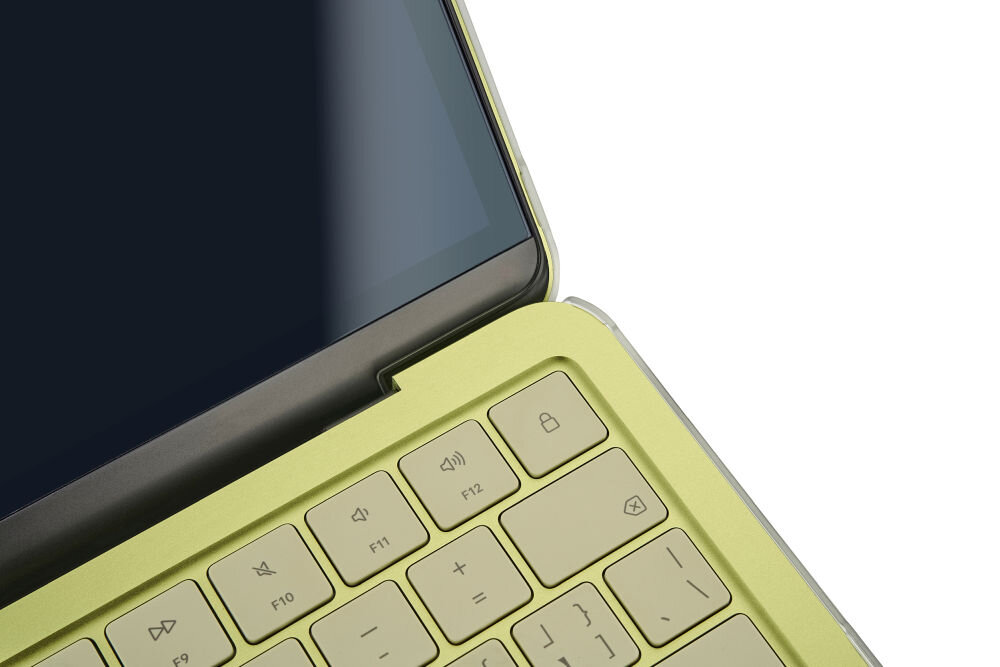 Zbliżenie na klawiaturę laptopa w jasnozielonej obudowie z widocznymi klawiszami funkcyjnymi i ekranem. Obudowa ma wycięcie na zawias ekranu.