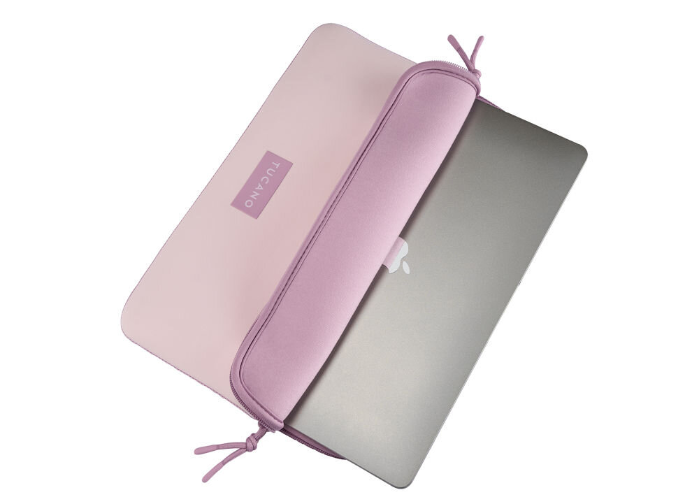 Różowe etui na laptopa z widocznym logo \'TUCANO\', częściowo otwarte, z wystającym srebrnym laptopem.