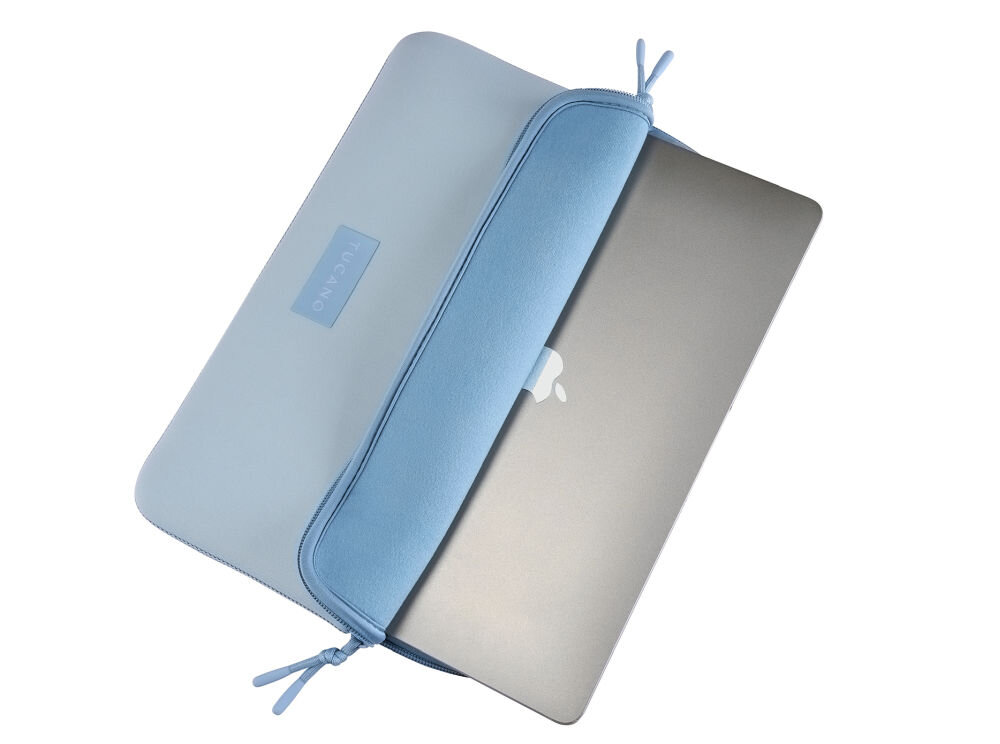 Na zdjęciu widoczne jest srebrne etui na laptopa z niebieskim zamkiem błyskawicznym, częściowo otwarte, z widocznym logo TUCANO. Wewnątrz znajduje się srebrny laptop z logo w kształcie jabłka.