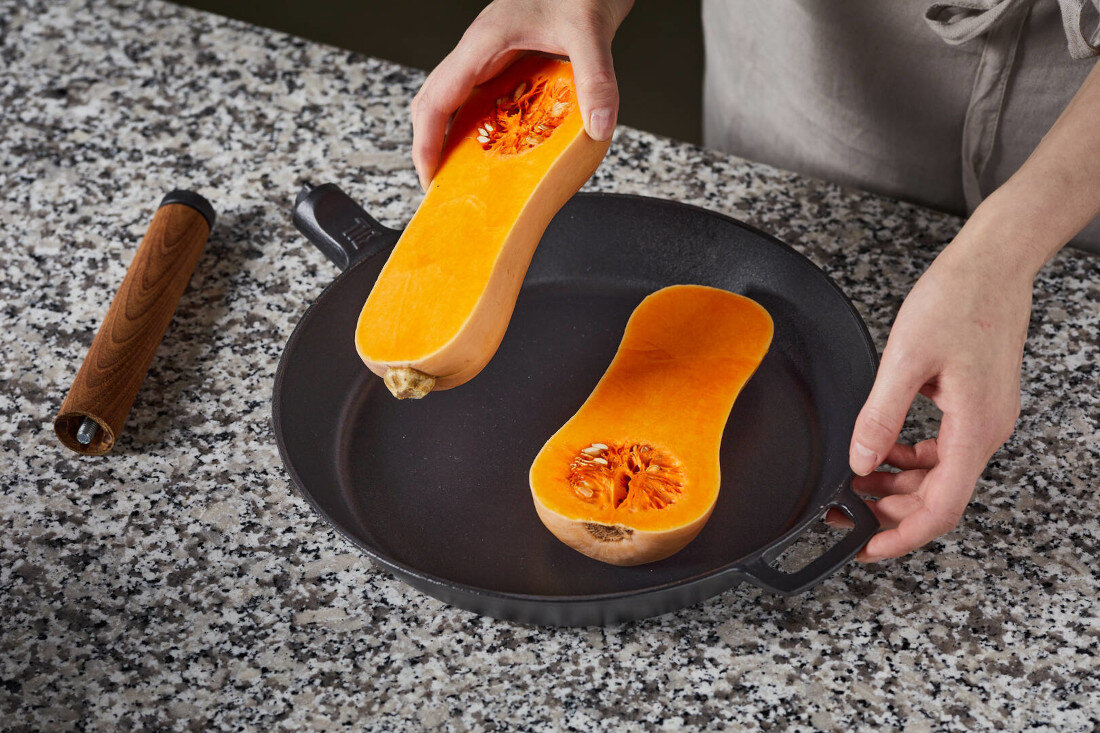 Patelnia żeliwna FISKARS Norden 28 cm zdjęcie lifestyle Do Twojej kuchni
