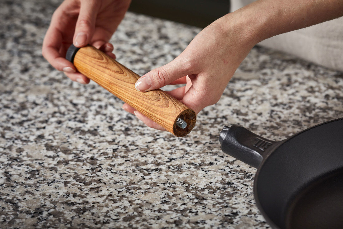 Patelnia żeliwna FISKARS Norden 28 cm zdjęcie lifestyle Do smażenia i obsmażania Średnica 28 cm Żeliwo skutecznie akumuluje i równomiernie rozprowadza ciepło