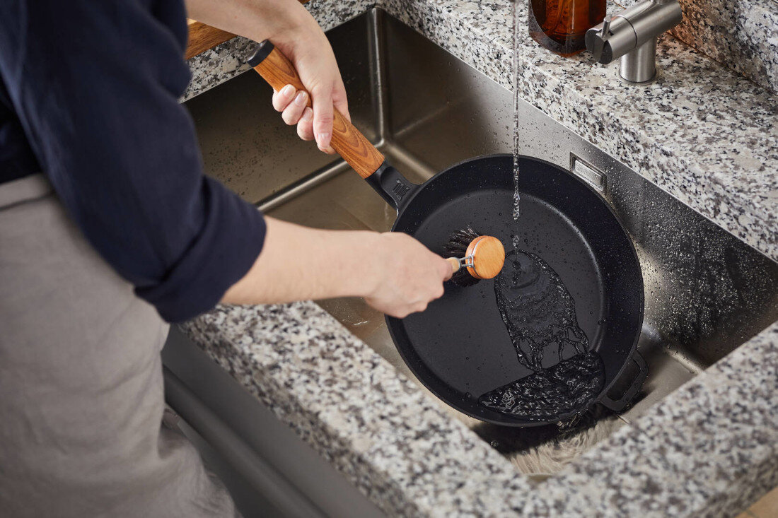 Patelnia żeliwna FISKARS Norden 28 cm zdjęcie lifestyle Wygoda i pełna kontrola żeliwny uchwyt Przemyślana konstrukcja