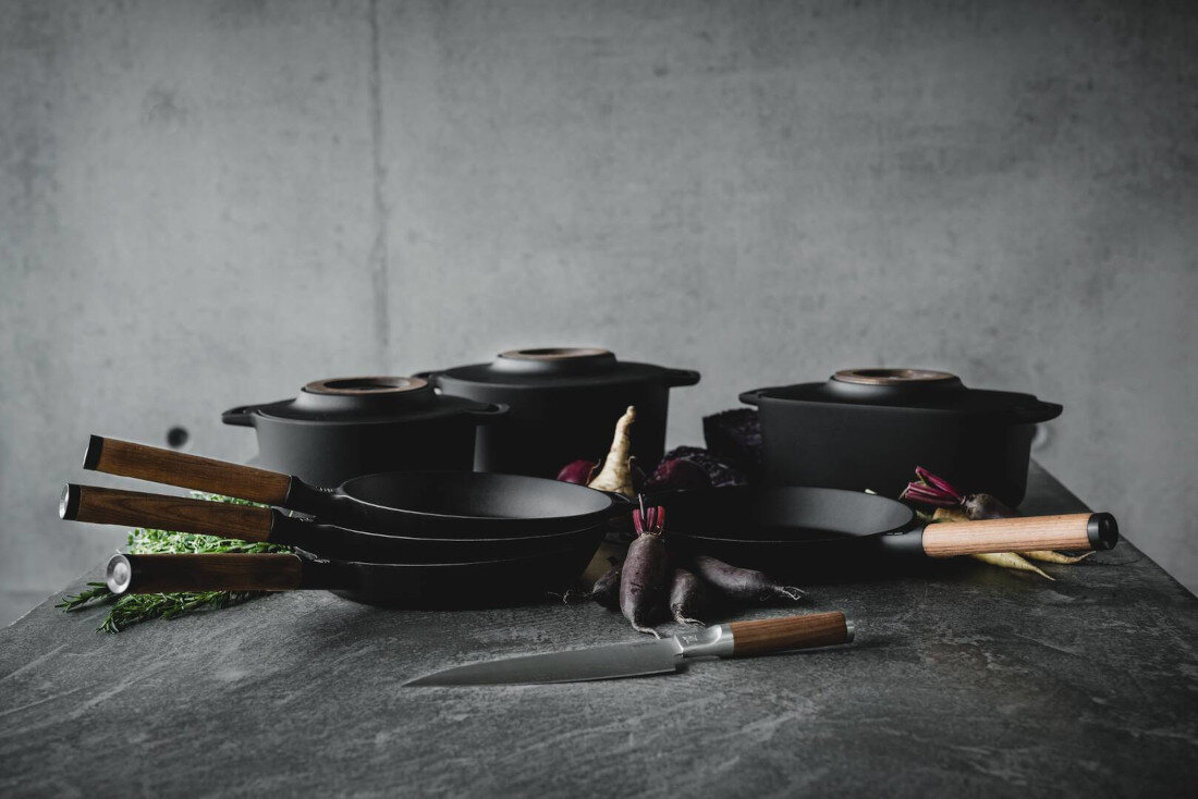 Patelnia żeliwna FISKARS Norden 28 cm zdjęcie lifestyle Powłoka mineralna Thermium™ na powierzchni emaliowanego żeliwa Gładka powierzchnia