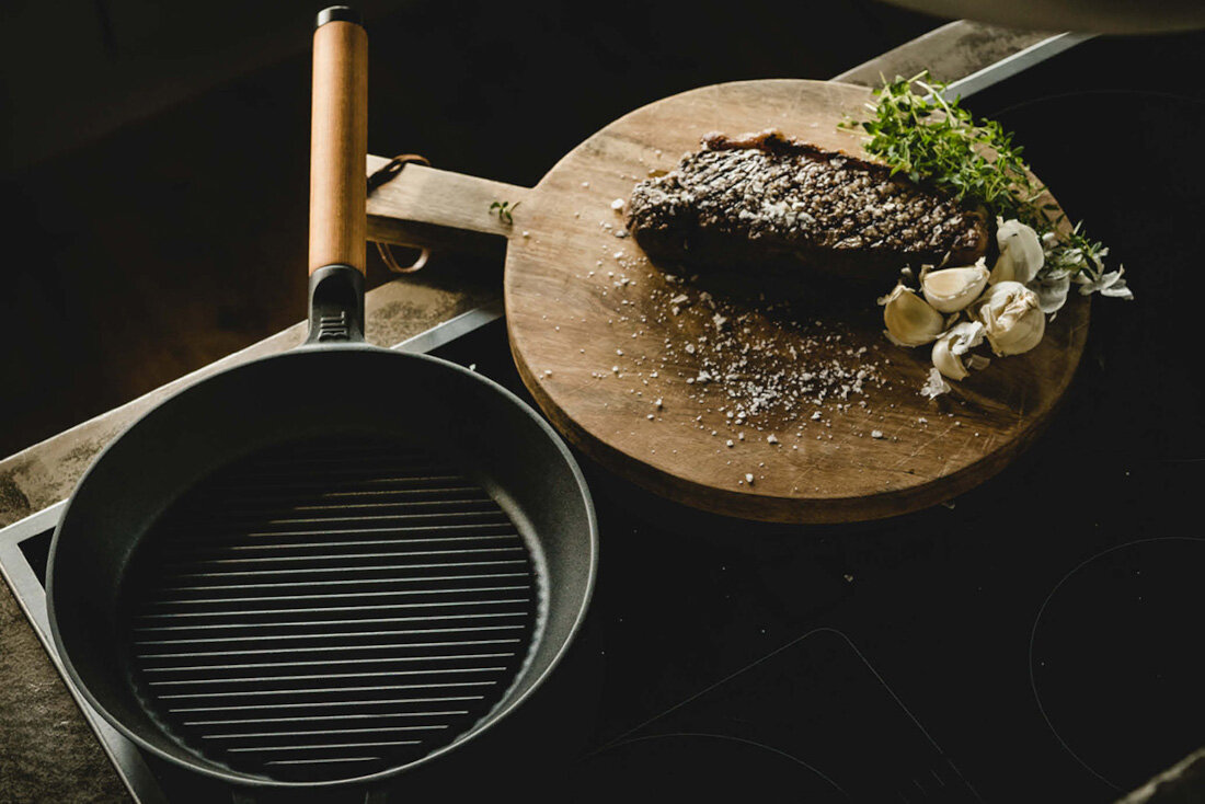 Patelnia grillowa FISKARS NOR26 26 cm zdjęcie lifestyle Nordyckie wzornictwo z nordyckiej natury i tradycyjnego rzemiosła  Emaliowana patelnia żeliwna 