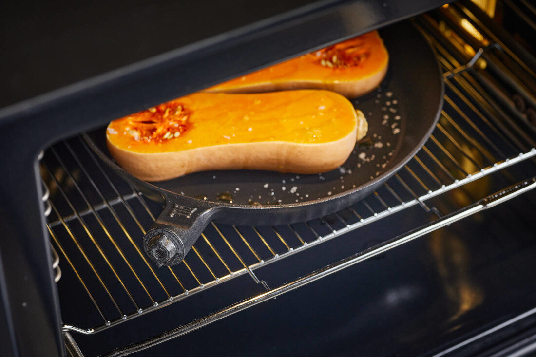 Patelnia grillowa FISKARS NOR26 26 cm zdjęcie lifestyle Do wszystkich kuchenek i grilla ze wszystkimi typami kuchenek  gazowymi, elektrycznymi, ceramicznymi oraz indukcyjnymi
