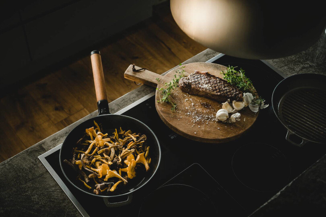 Patelnia grillowa FISKARS NOR26 26 cm zdjęcie lifestyle Wygoda i pełna kontrola żeliwny uchwyt Przemyślana konstrukcja