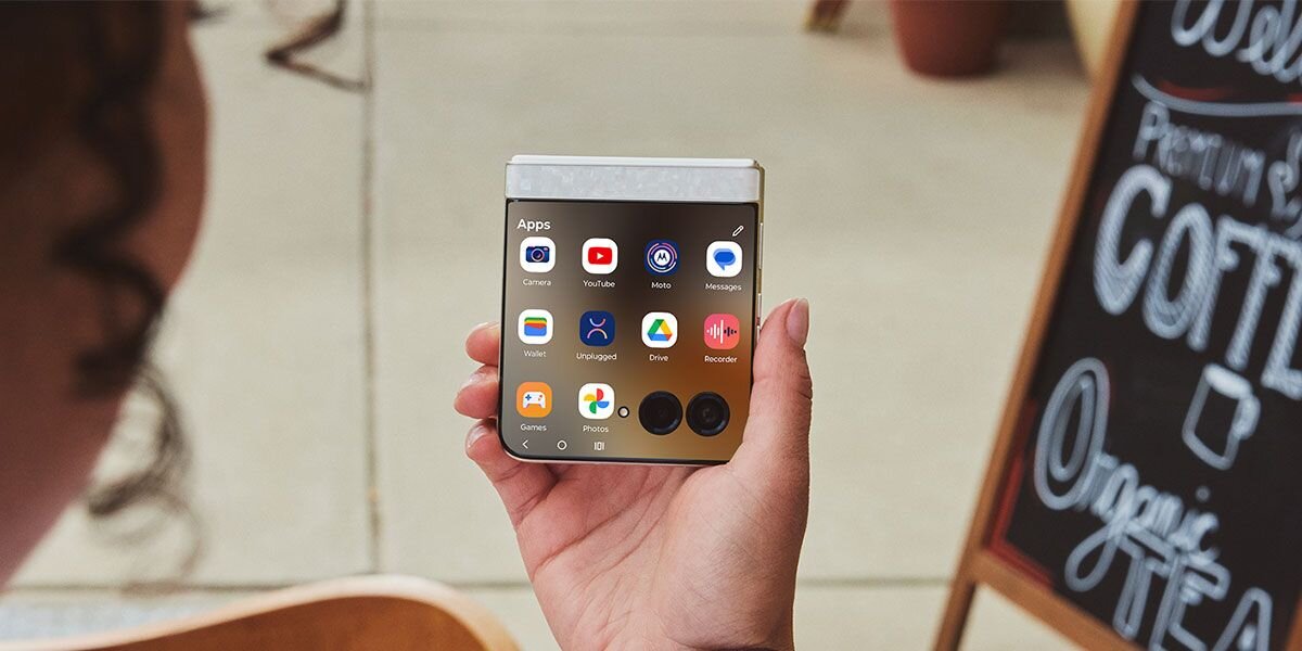 Motorola Razr 70 ekran zewnętrzny 3,63 cala powiadomienia aplikacje bez otwierania smartfon w dłoni 