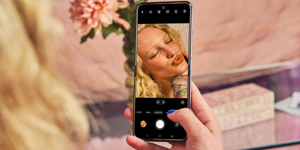 Motorola Razr 70 kamera 32 Mpx selfie wideorozmowy AI jakość obrazu smartfon trzymany w dłoni 