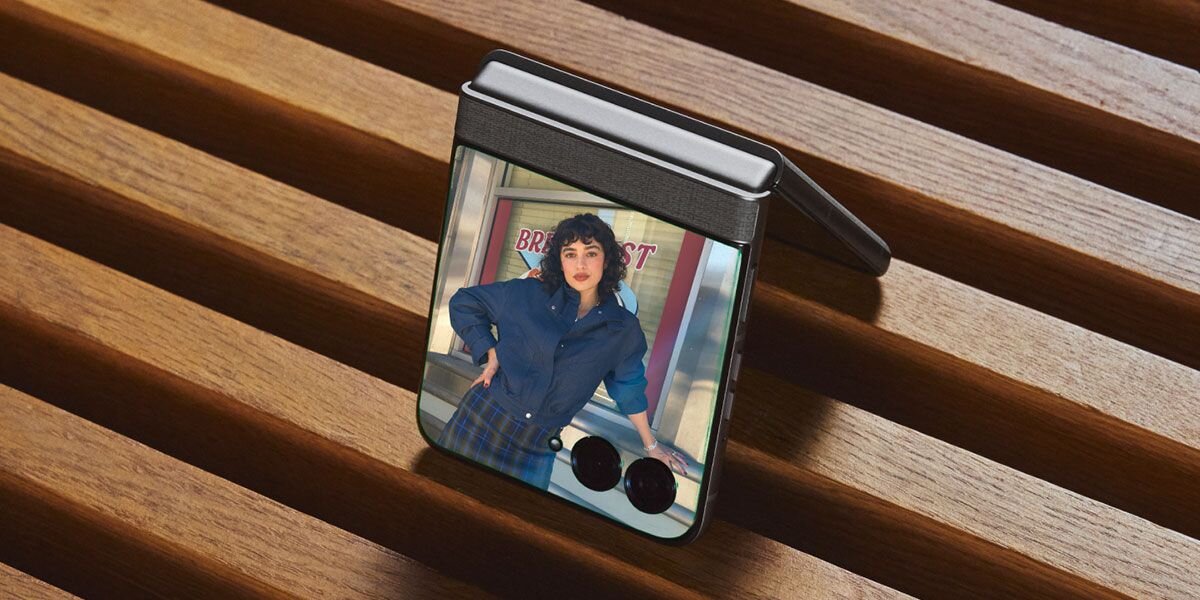 Motorola Razr 70 tryb Flex View składany smartfon fotografia bez statywu smartfon zgięty do połowy 