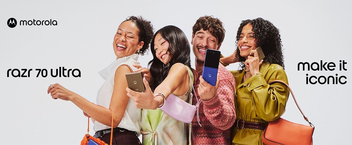 Cztery osoby trzymające smartfony, uśmiechają się i pozują do zdjęcia. Widoczne są napisy: \'motorola\', \'razr 70 ultra\', \'make it iconic\'.