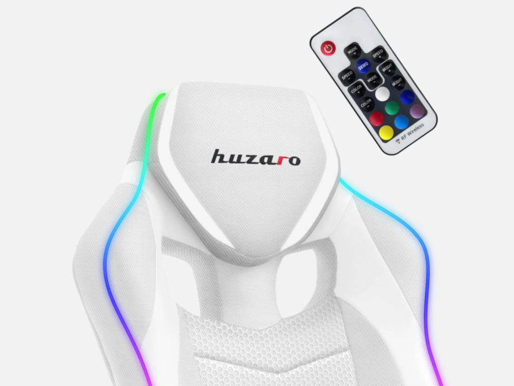 Biały fotel gamingowy z logo \'huzaro\' na zagłówku, z podświetleniem RGB wzdłuż krawędzi. Obok znajduje się pilot z kolorowymi przyciskami do sterowania oświetleniem.