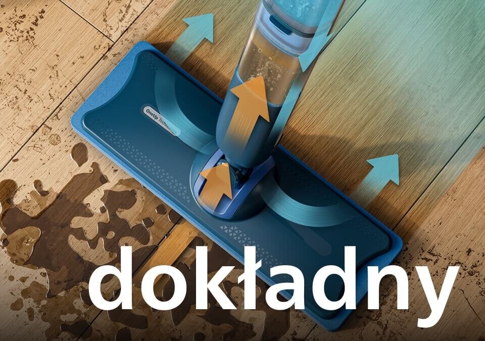 Na obrazie widoczny jest mop elektryczny na drewnianej podłodze z rozlaną cieczą. Na mopie znajdują się strzałki wskazujące kierunek ruchu, a na dole widnieje napis \'dokładny\'.