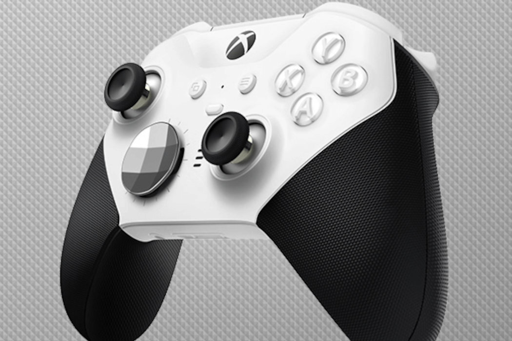 Biały kontroler do gier z czarnymi uchwytami i przyciskami oznaczonymi literami A, B, X, Y. Na kontrolerze widoczne jest logo Xbox.